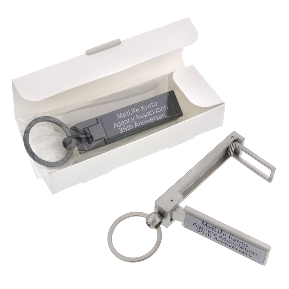 会合での配布ギフトに実用性と高級感を兼ね備えた「スタンドバッグハンガー」