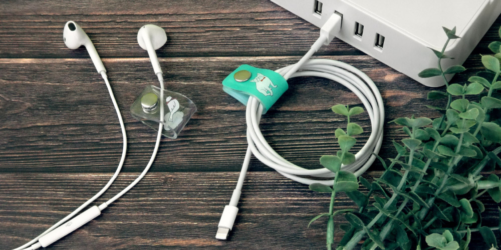 イヤフォンやスマホの充電ケーブルが絡まないようにパチッとまとめて持ち歩けるコードホルダー。
